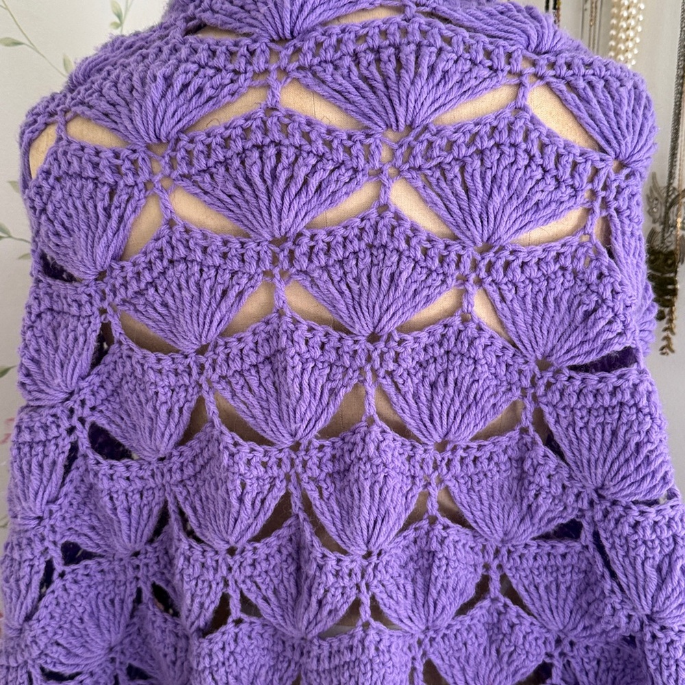 Vintage Handmade Lavender Crochet Fan Pattern Wrap with Fringe - Picture 2 of 11